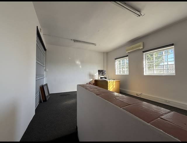 2,330M² WAREHOUSE TO LET IN RETREAT